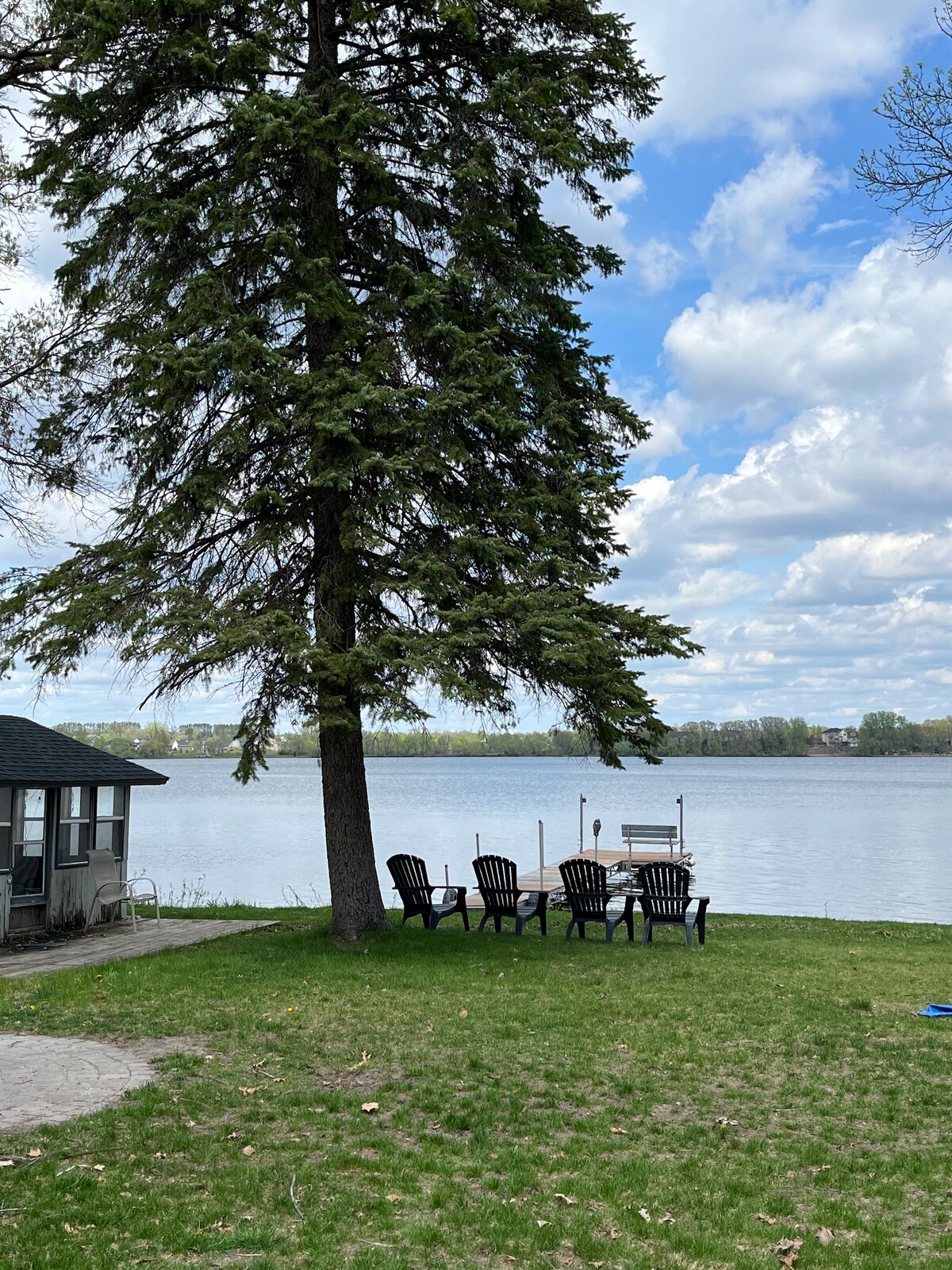 更新后的小木屋，位于鹰湖（ Eagle Lake ）