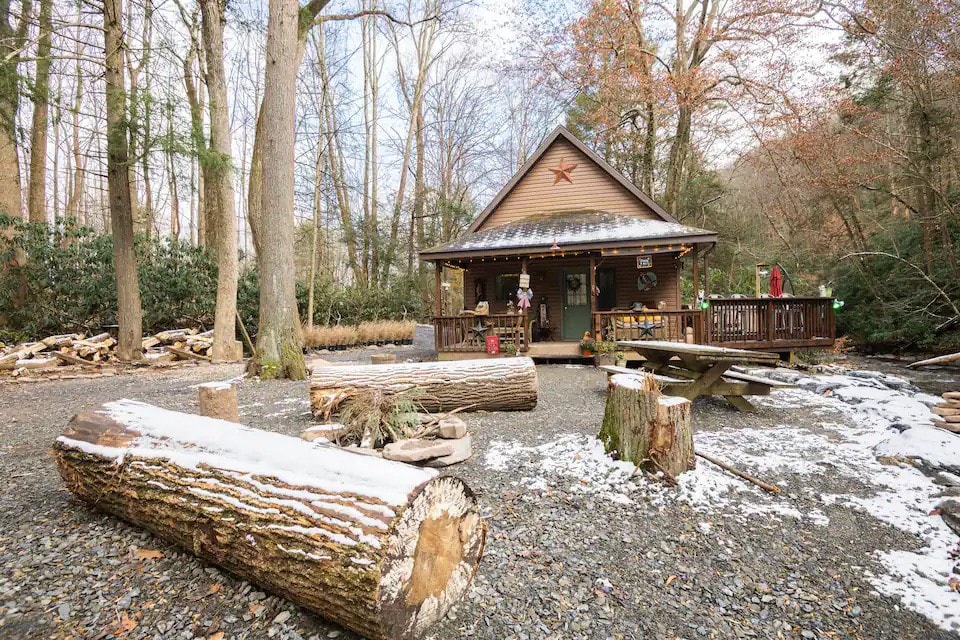 波科诺溪（ Pocono Creek ）上的舒适小溪小屋，带热水浴缸