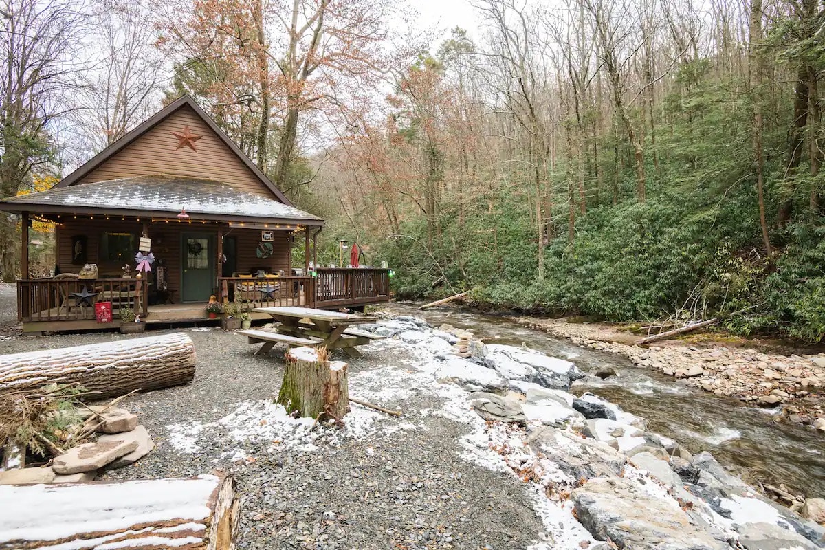 波科诺溪（ Pocono Creek ）上的舒适小溪小屋，带热水浴缸