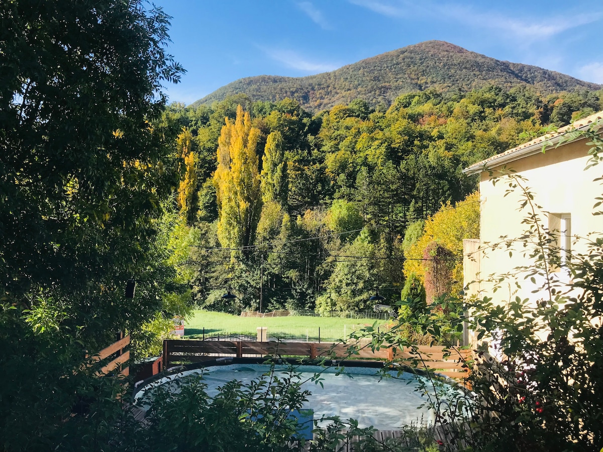 Gîte 2 pers Montagnes - jardinet & piscine