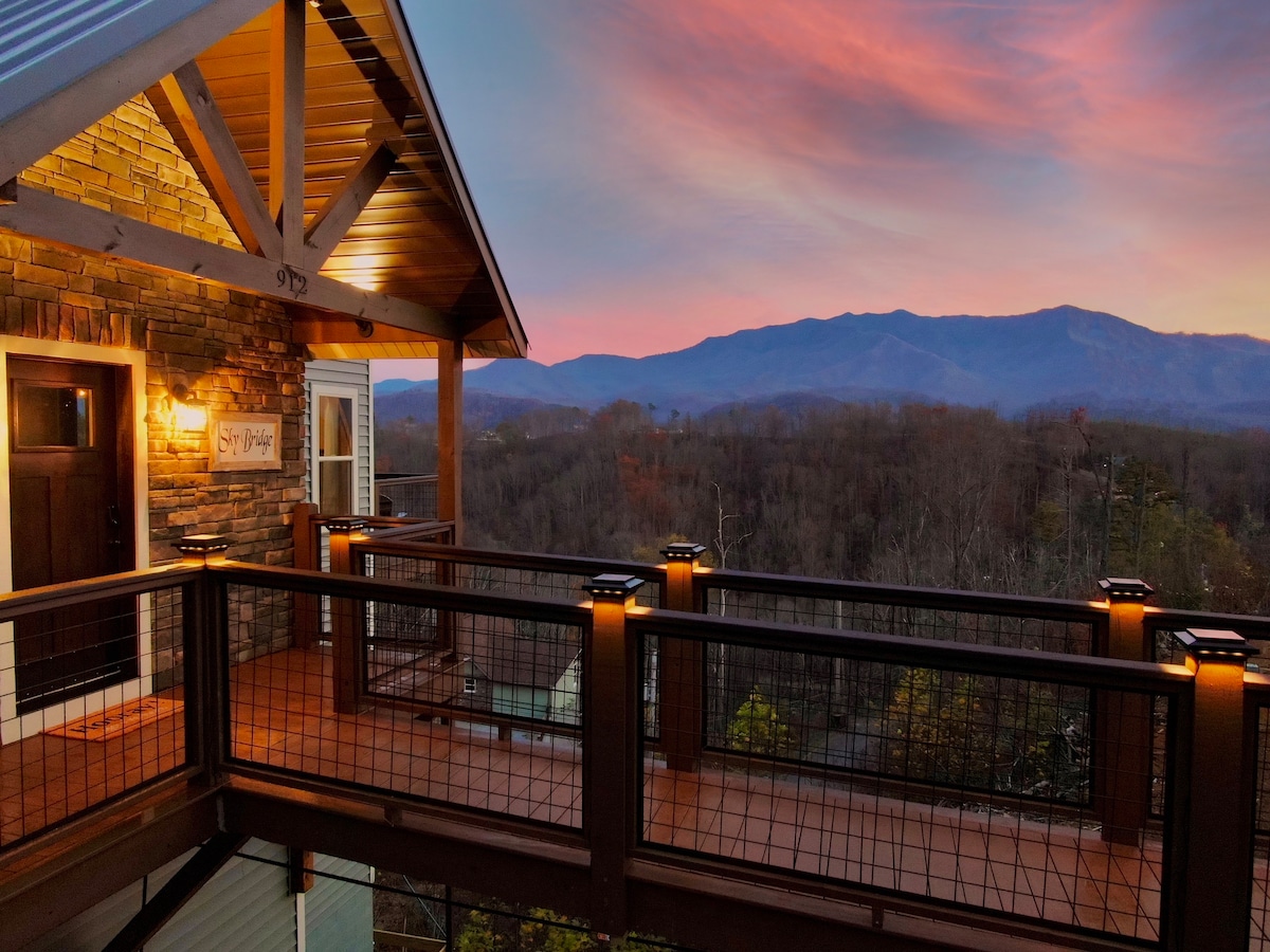 Views | 3 King Beds | Hot Tub | 2 Miles to Pkwy!