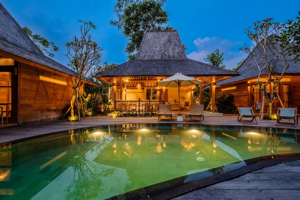 Canggu 's Tranquillity的Wooden Lavish Joglo 4BR