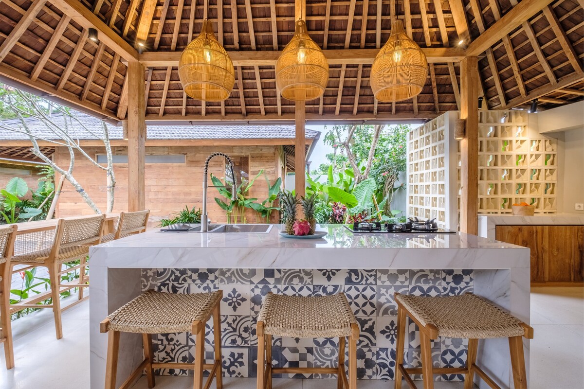 Canggu 's Tranquillity的Wooden Lavish Joglo 4BR