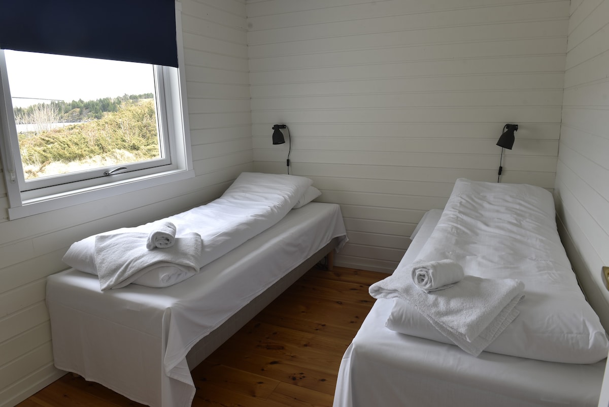 Sjarmerende sjønær hytte med 3 sov. Dolmøy- Hitra
