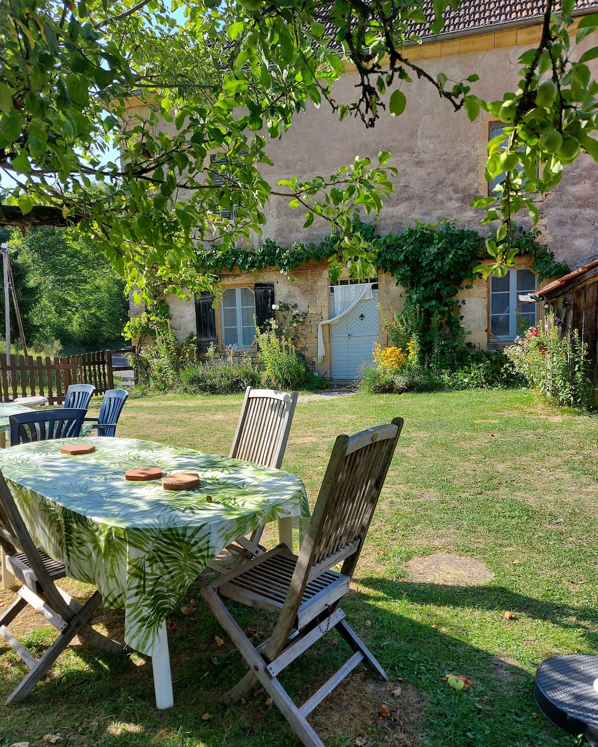 Large 18th-century house in a picturesque hamlet