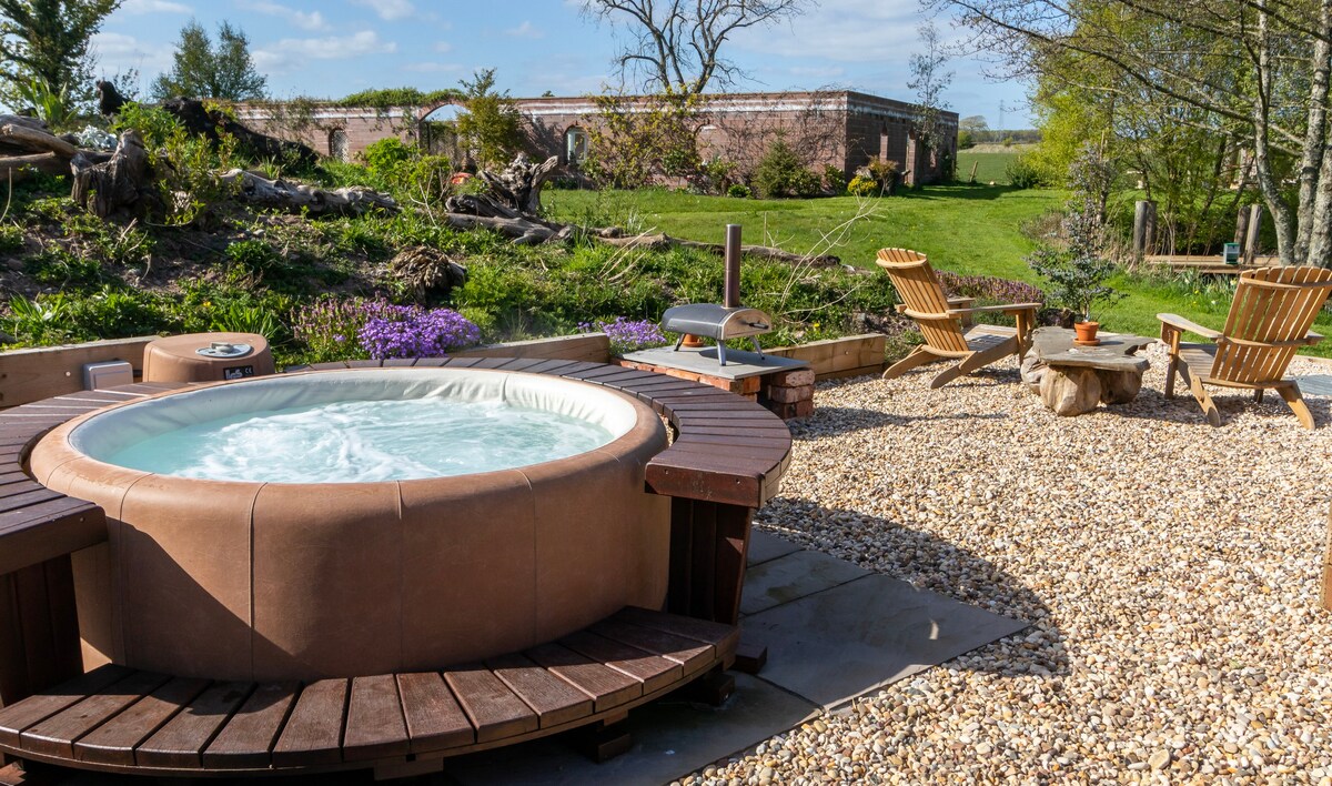 Romantic Hideaway for Two with Hot Tub