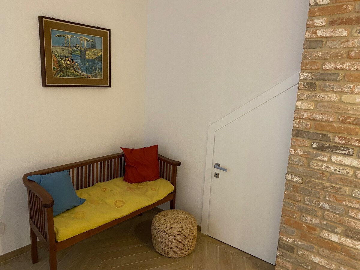 Sleeps 2, Steps from the Castle in Grinzane Cavour