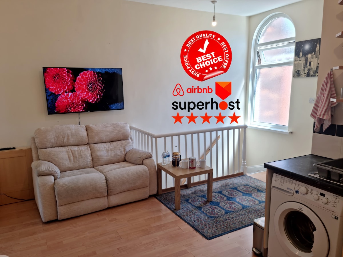 2 Bedroom Cosy Family Flat | Free Parking & Wi-Fi