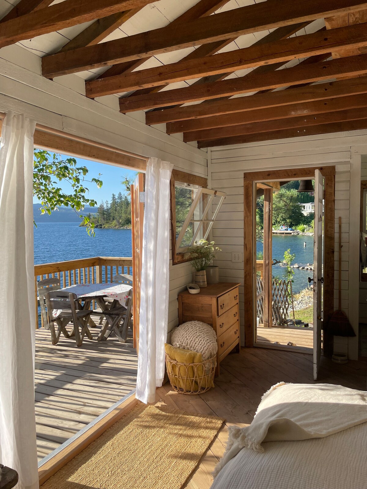 宁静的湖畔小木屋，带私人海滩