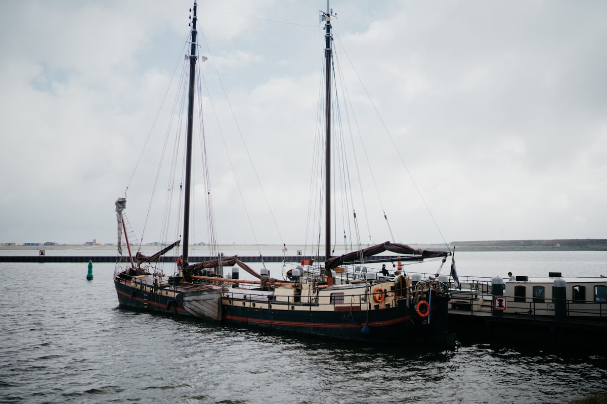 阿姆斯特丹市中心历史悠久的帆船之旅