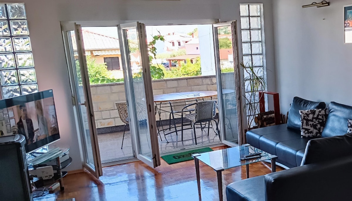 Spacious 2-bedroom condo; terrace and free parking