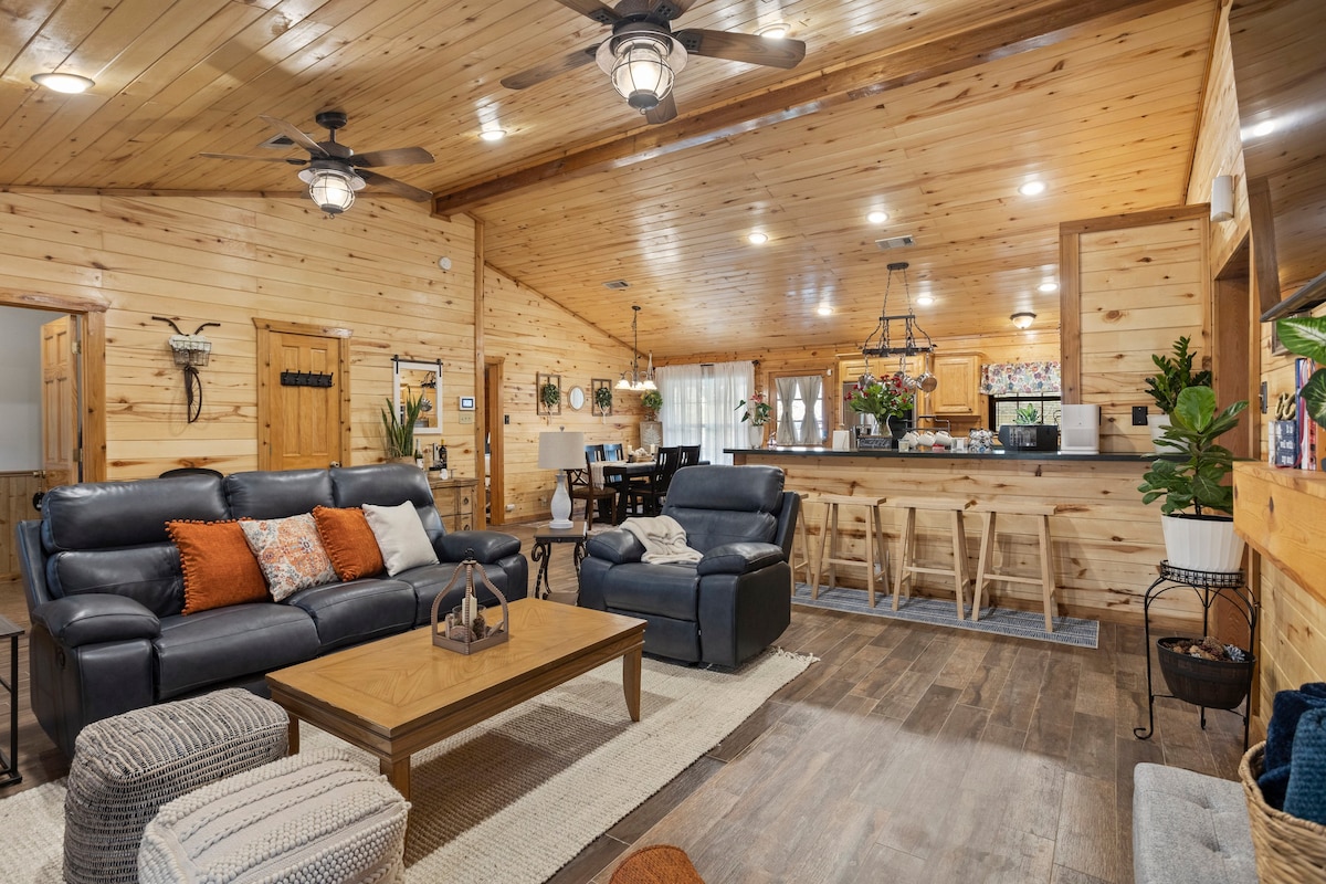 Cozy cabin getaway perfect for family and friends