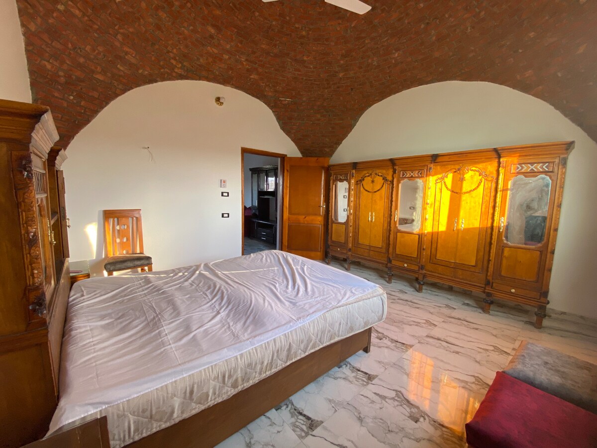Roof top 1 bedroom memnon colossi st