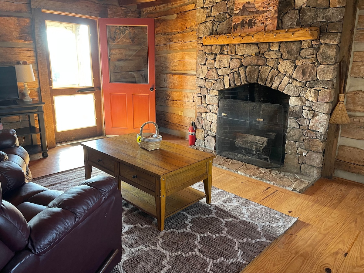Cozy, private, 1 bedroom cabin w/beautiful view