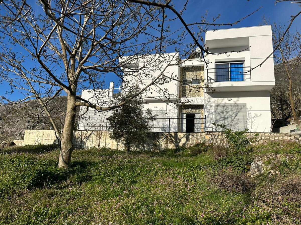 Vila Hoxha, Mezhgoran