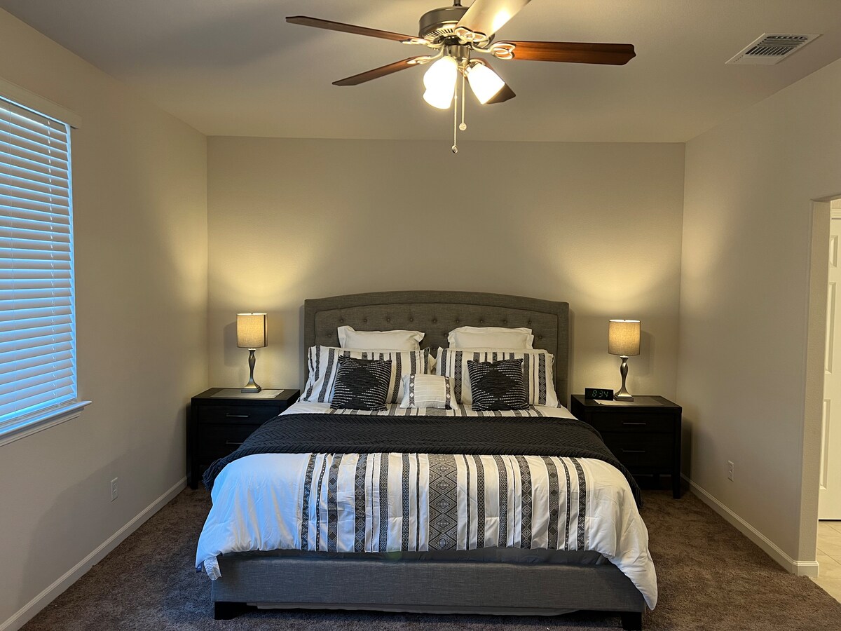 Master Suite in brand new 4BR Home, Woodland