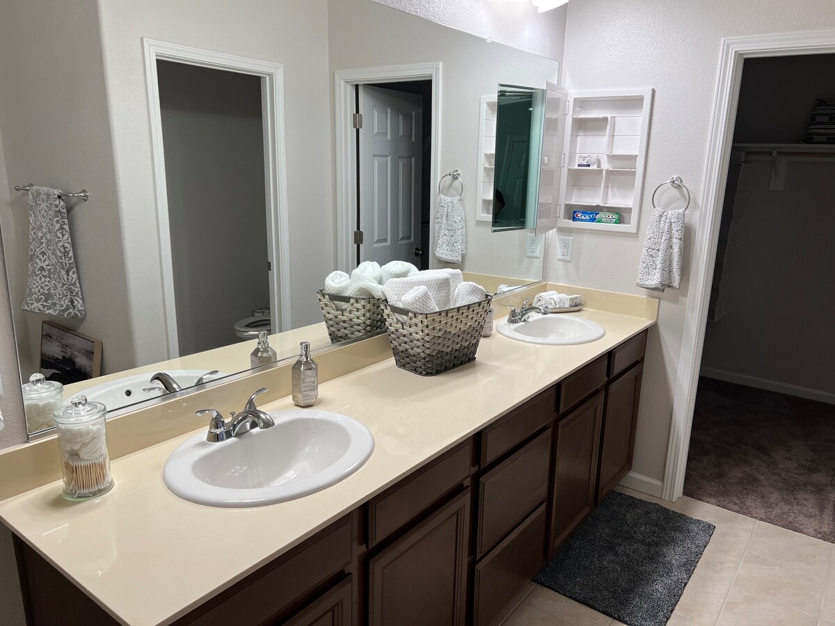 Master Suite in brand new 4BR Home, Woodland