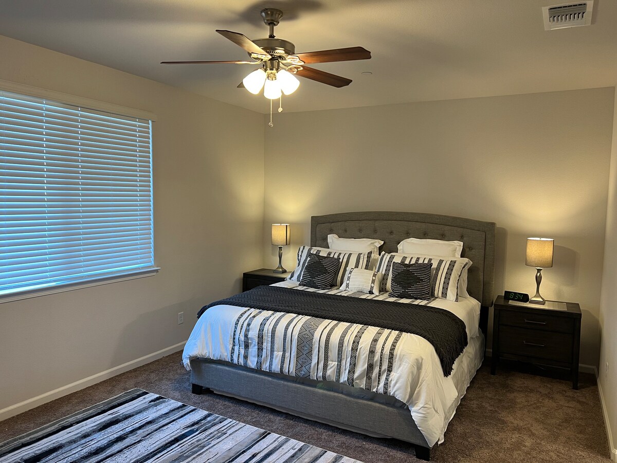 Master Suite in brand new 4BR Home, Woodland