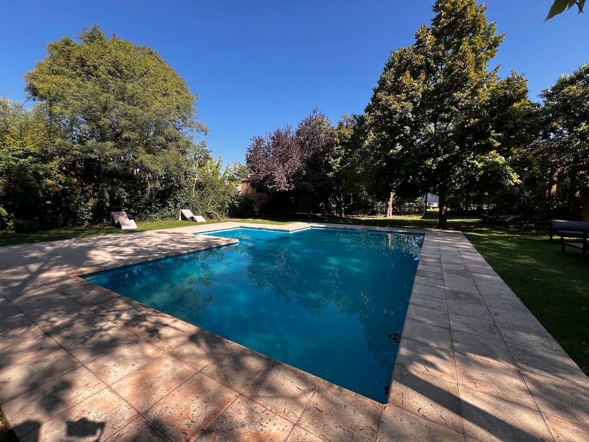 Chacras de Coria带花园和泳池的别墅
