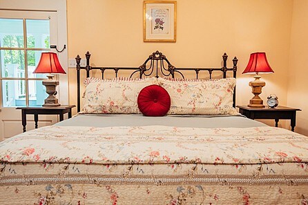 B&B Romantic King Bed, 1st Floor, Clawfoot Tub