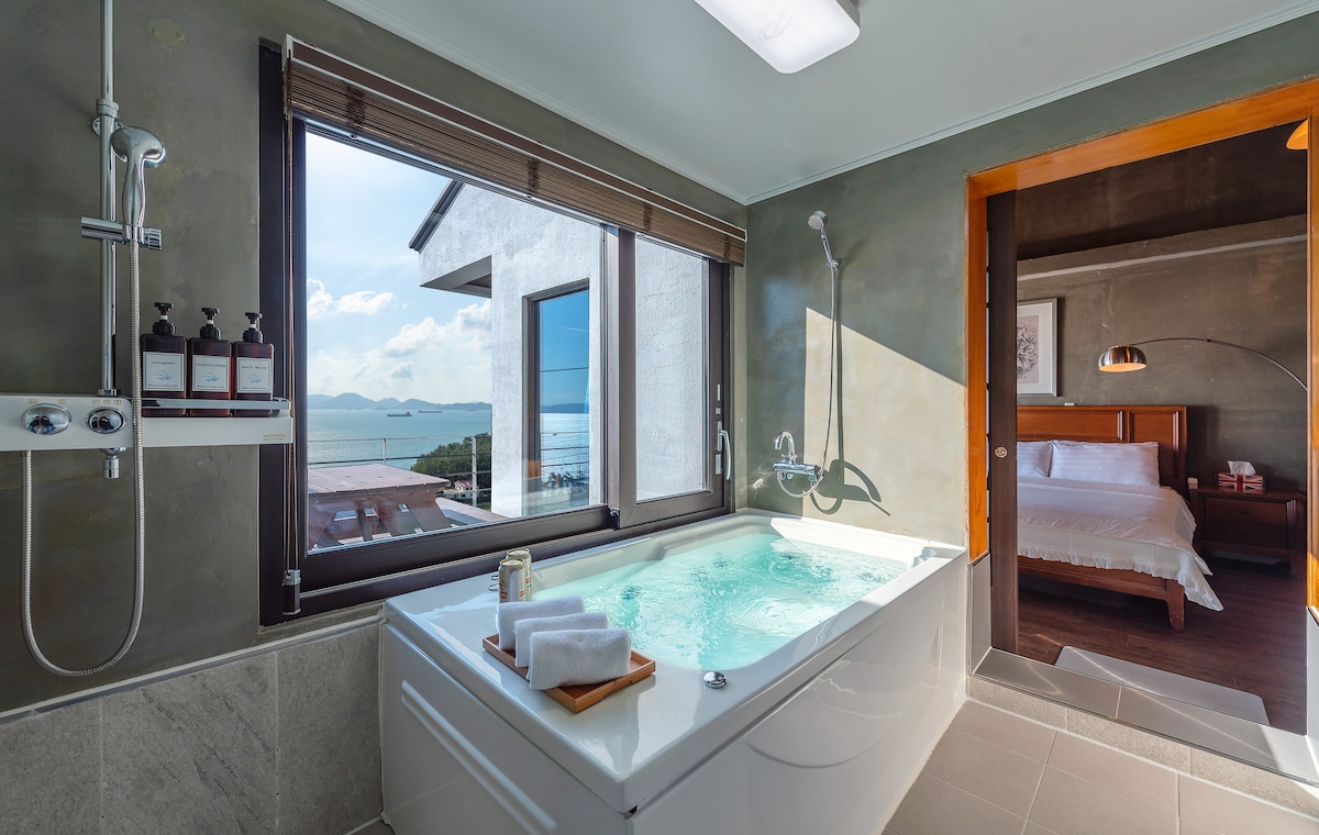 Freewilly-豪华客房，可从漩涡浴缸欣赏南海的绿色水域