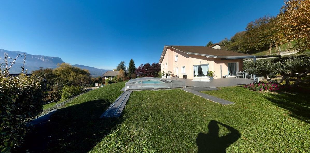 Grande maison avec piscine et vue