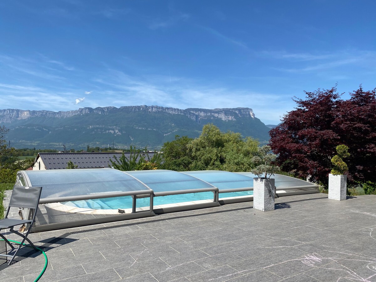 Grande maison avec piscine et vue