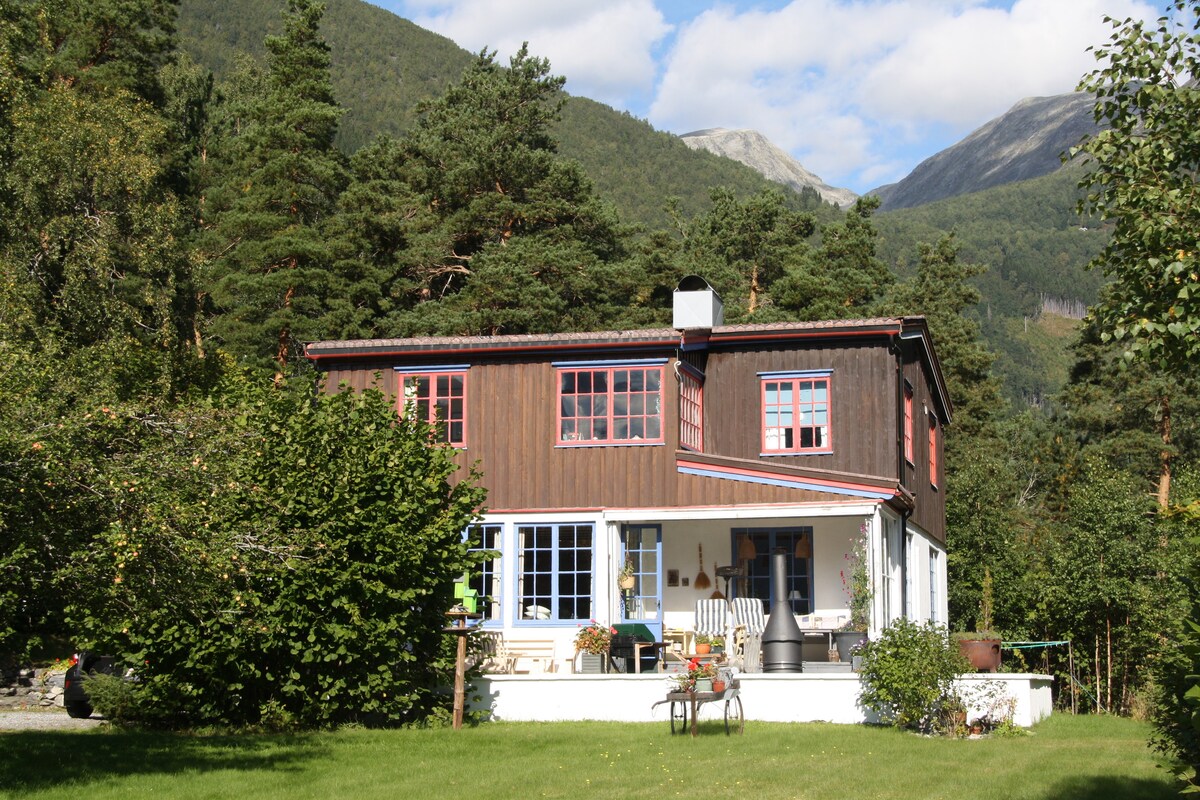 "Hasselbakken", feriehus i jordbærbygda Valldal