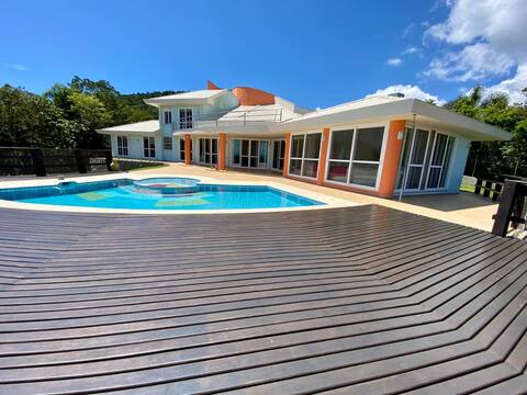 Casa de praia, mato, piscina de frente para o mar.