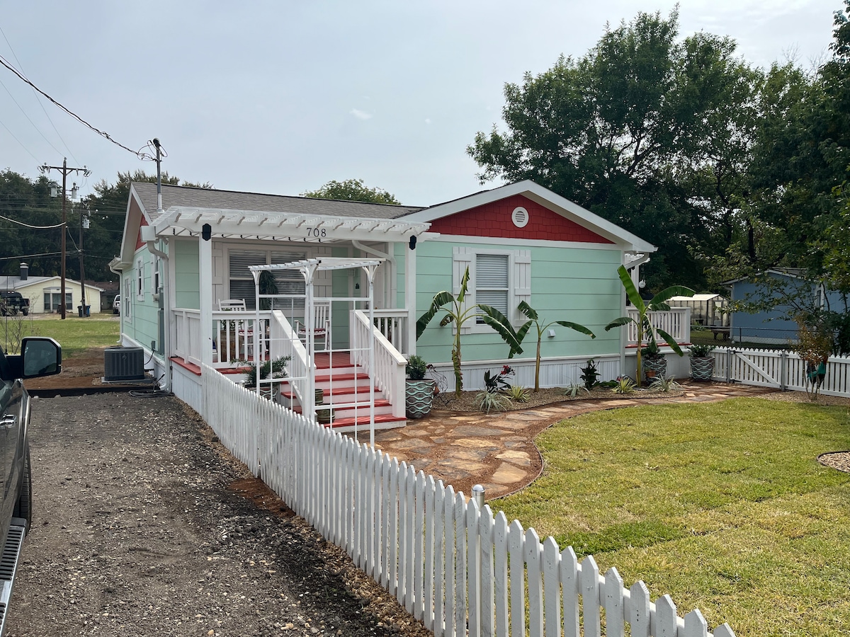 Cute Key West themed cottage on Cedar Creek Lake