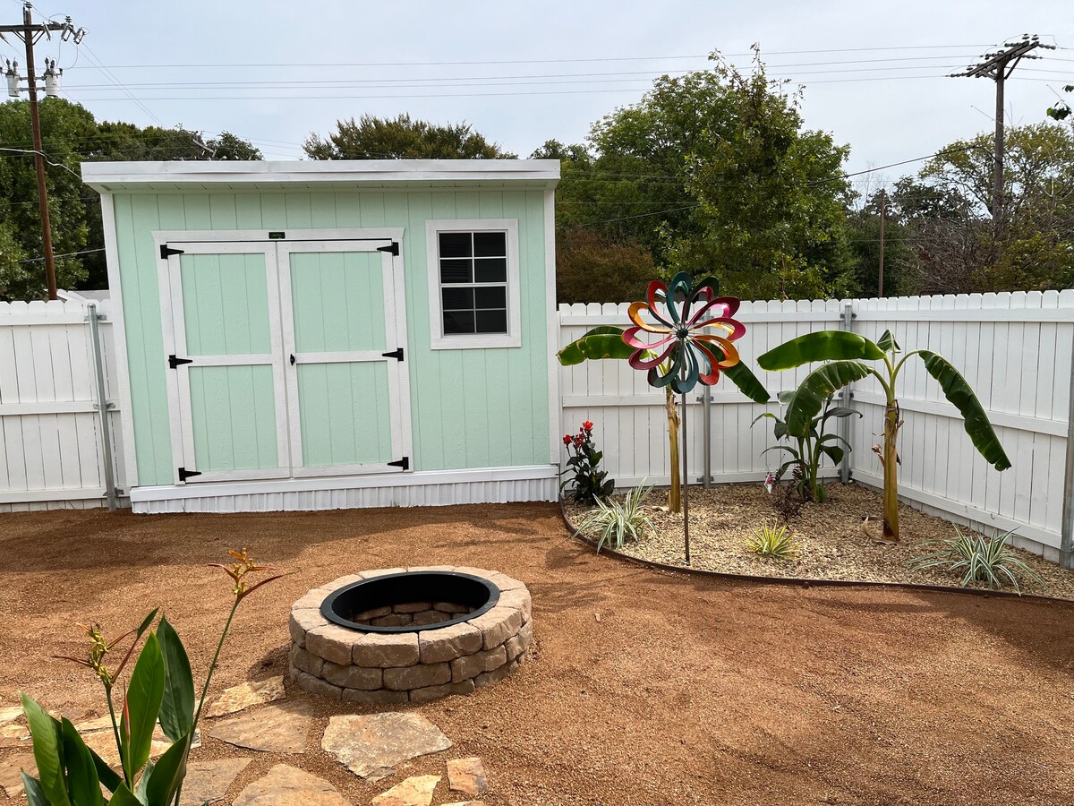 Cute Key West themed cottage on Cedar Creek Lake
