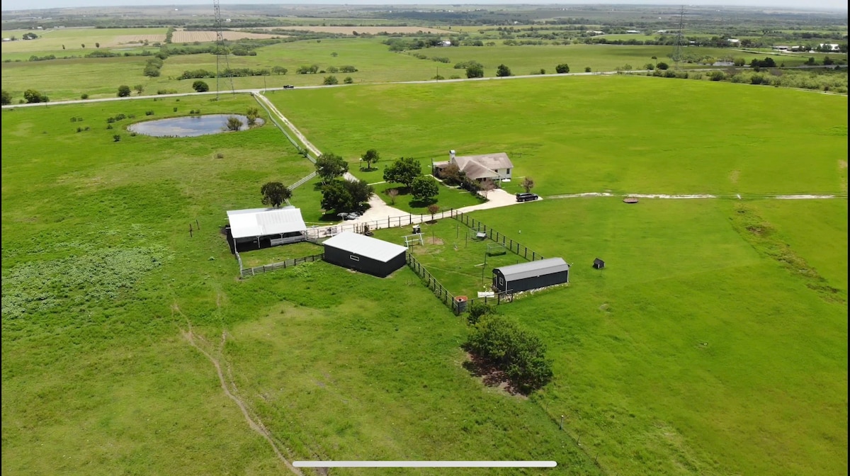 Private ranch 25 m to DT Austin, 25 m to airport