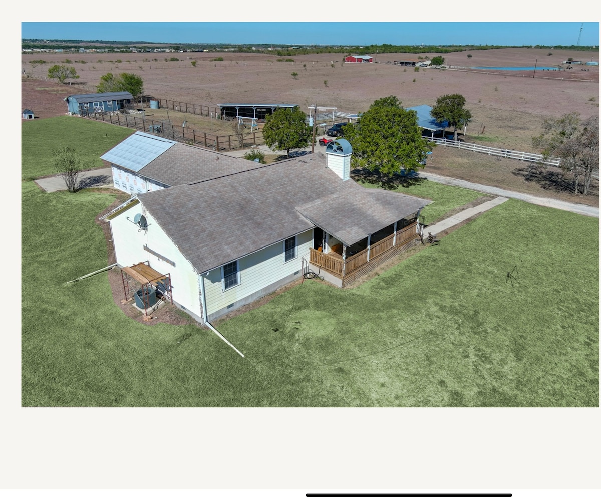 Private ranch 25 m to DT Austin, 25 m to airport