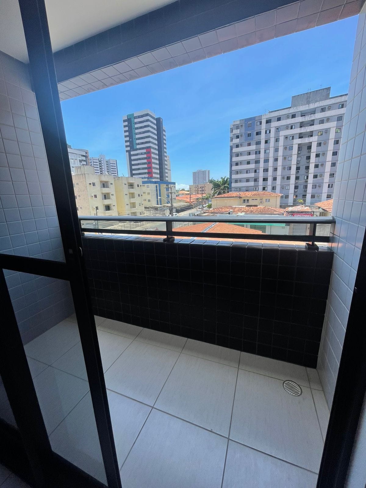 Apartamento encantador com piscina.