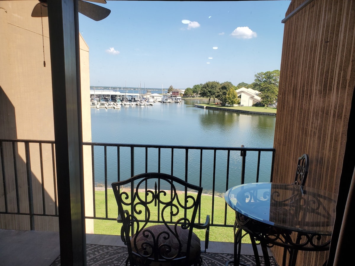 Walden Condo w/ king bed, lake view, dock & pool.