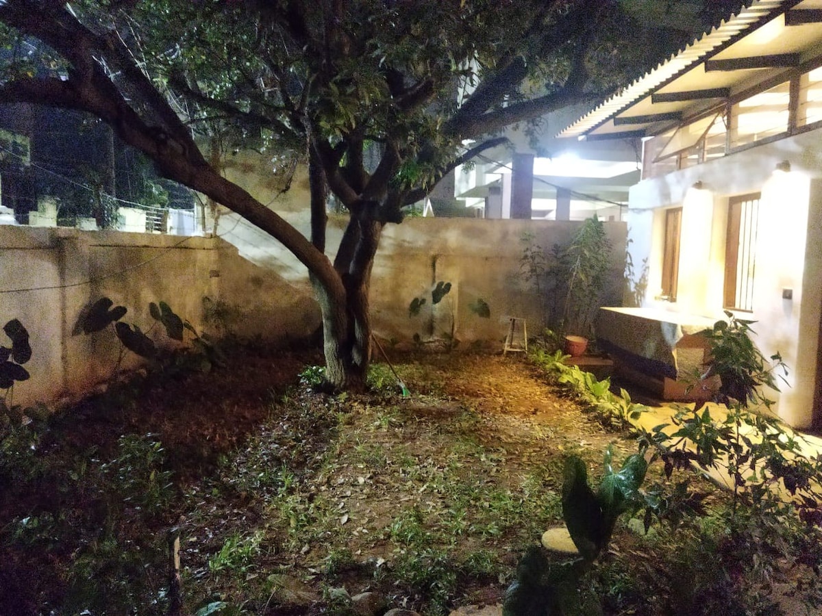 Cozy 80yr-Old Cottage, Private Garden, Cooke town.
