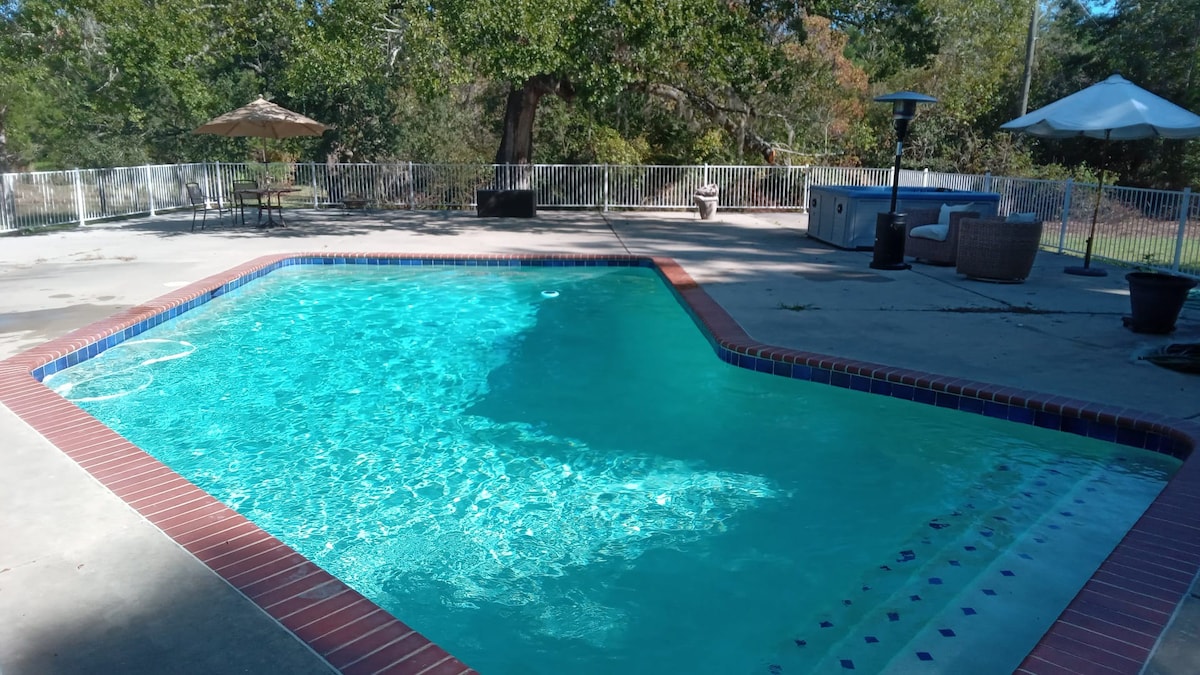 Pool & Spa sleeps 16 Private Lake Estate