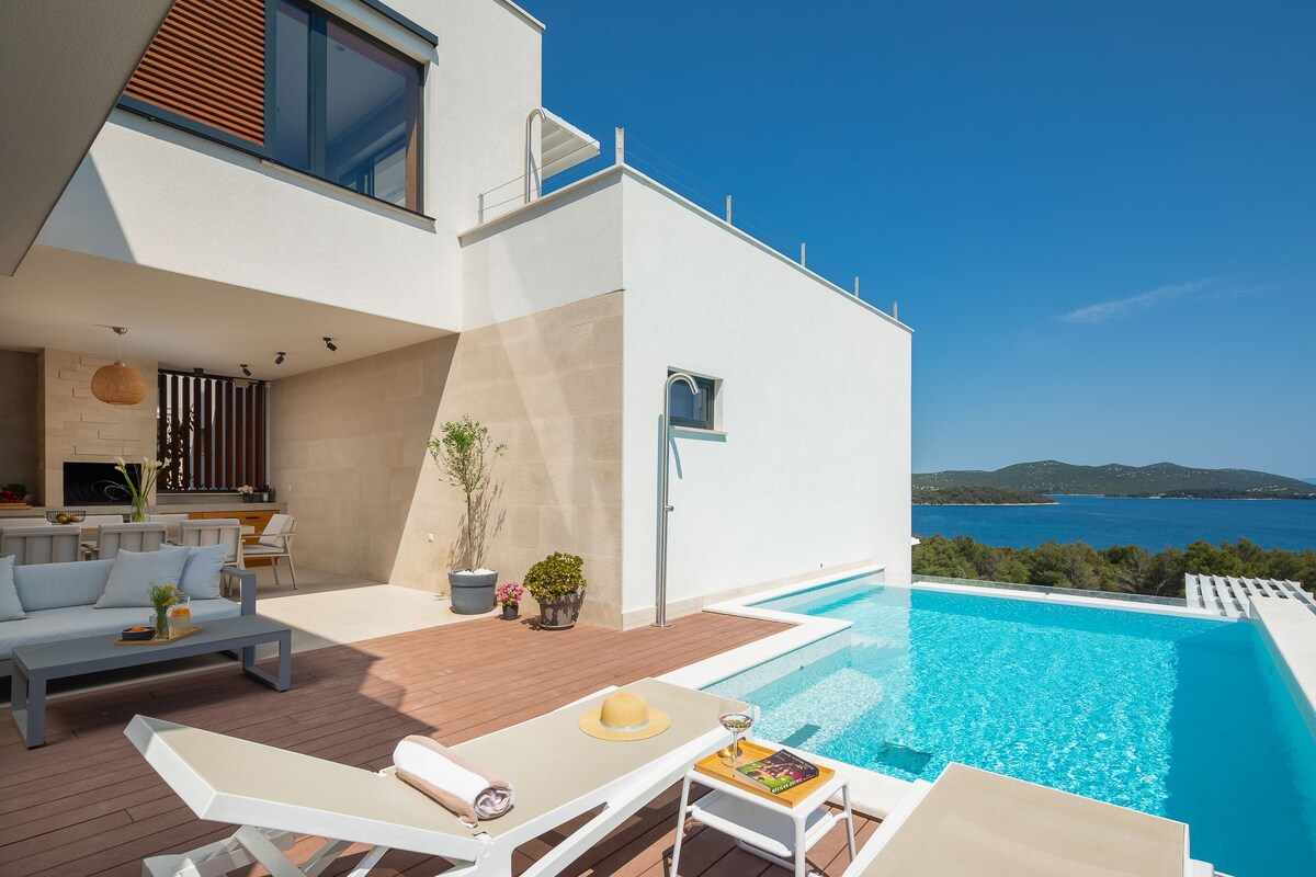 Spacious 4-bedroom villa with pool and sauna