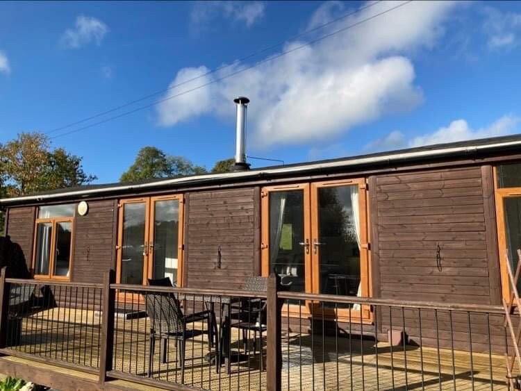 Beautiful Lodge for 4, with Hot Tub
Nr Lyme Regis