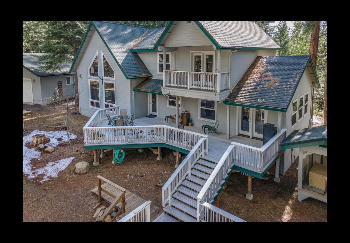 The Knotty Pine with HOT TUB, EV Charger, Rec Room