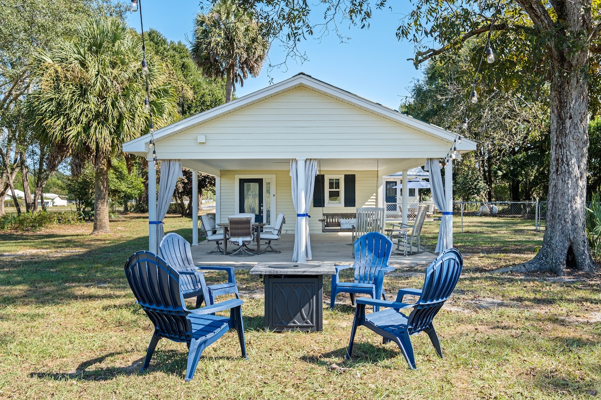 Romantic Country Cottage near I-10/beaches!