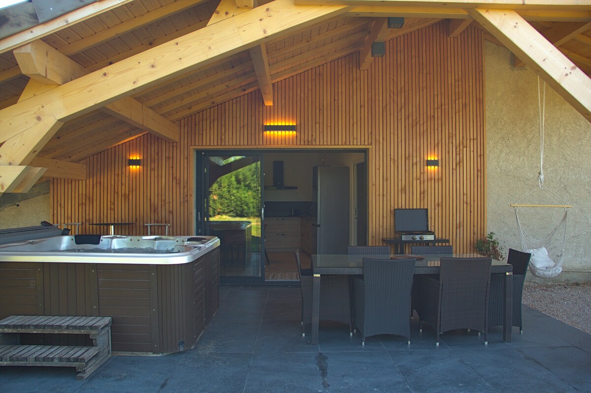 全新乡村小屋，配备带顶棚的露台和热水浴缸