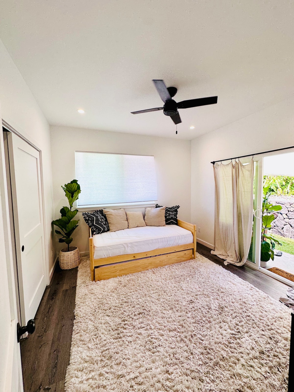 Cozy, NEWLY furnished 10 minutes from Kona airport