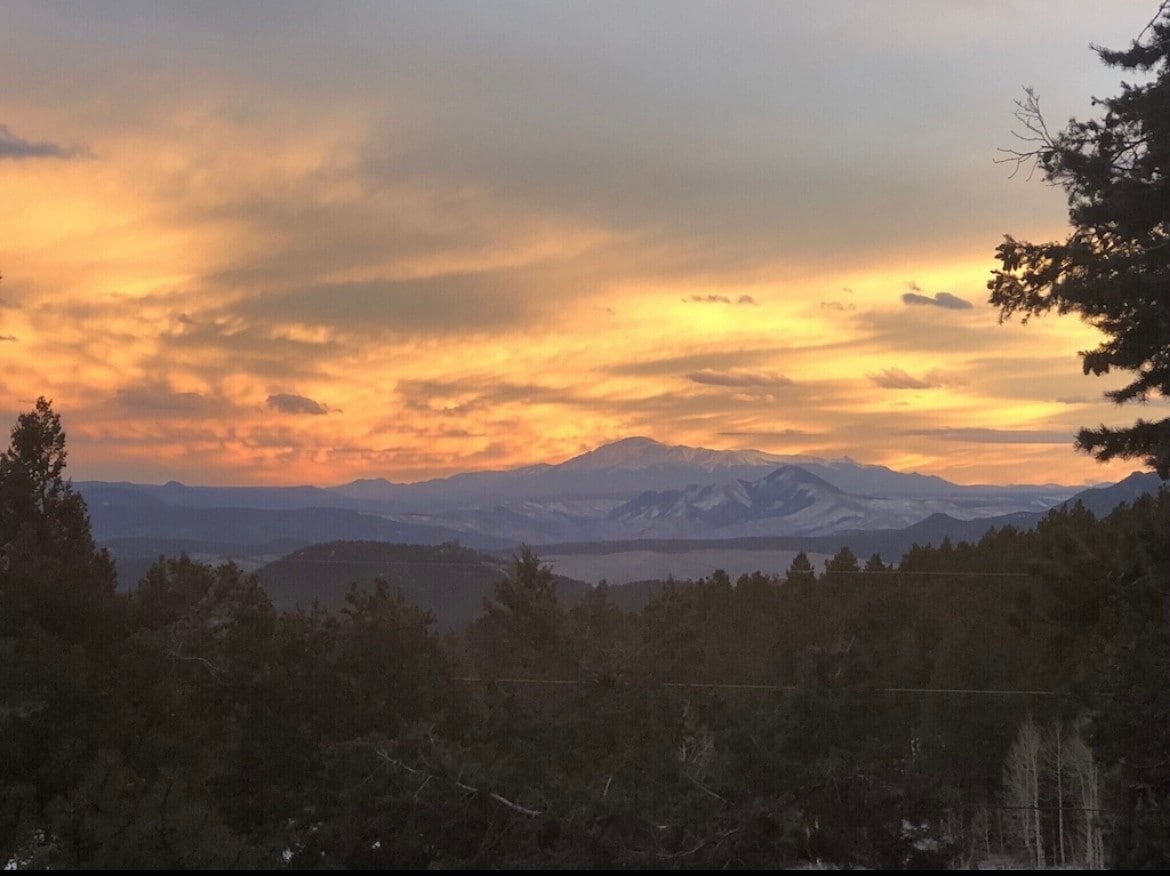 Fort Figston Cabin with chef’s kitchen and views!