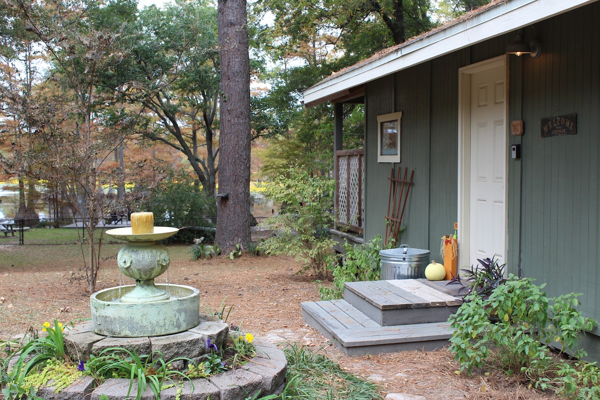 十字湖上的鹅卵石小屋