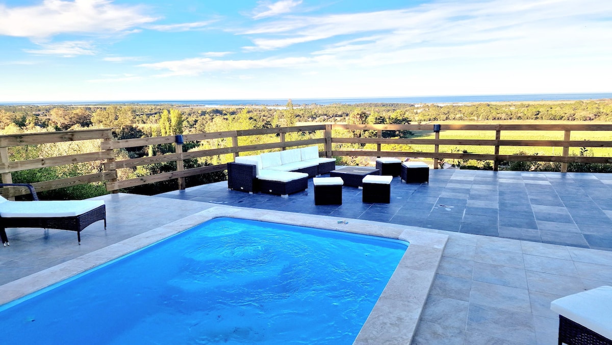 Magnifique villa neuve face à la mer, avec piscine