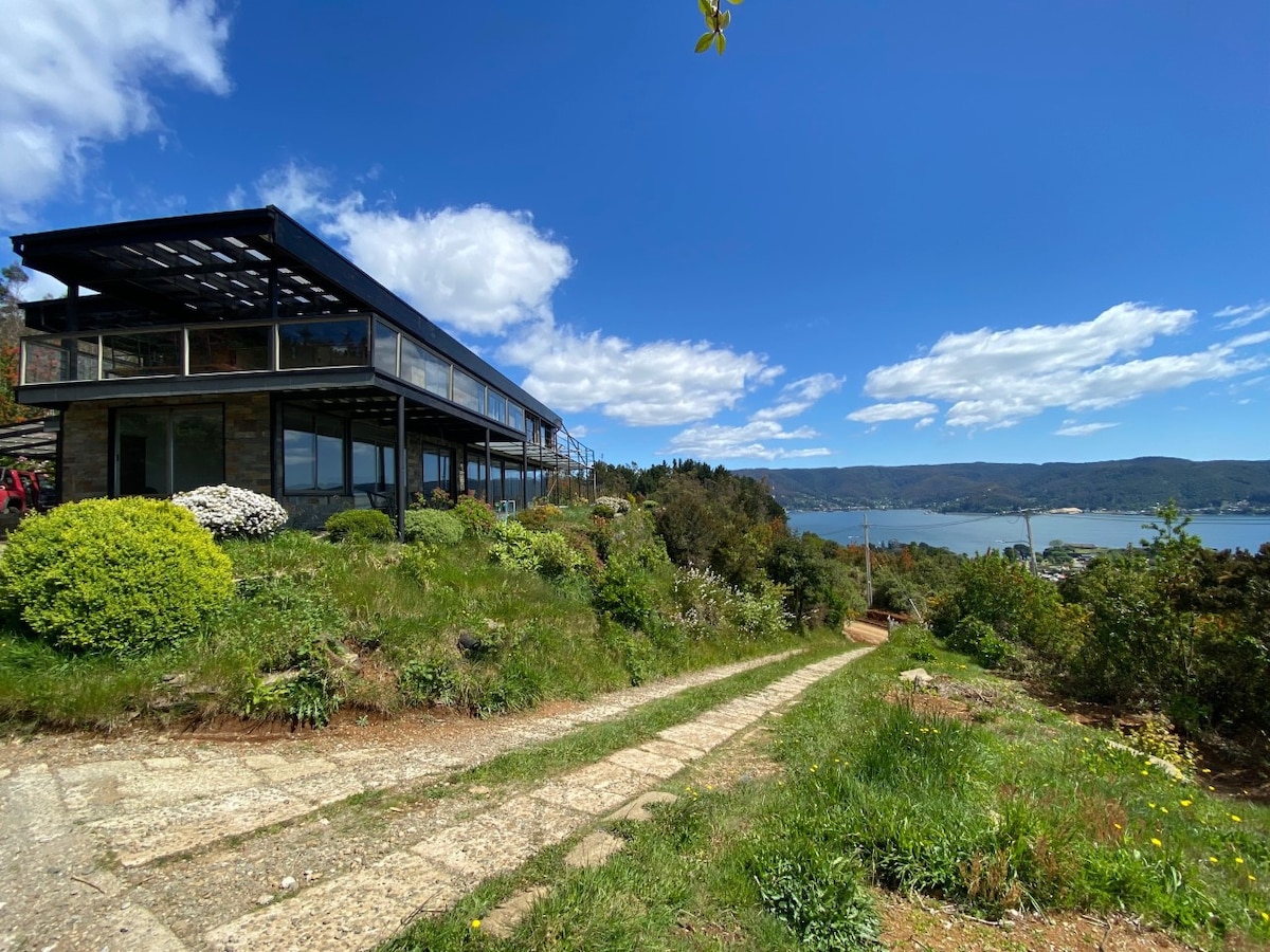 带泳池和海景的舒适小屋