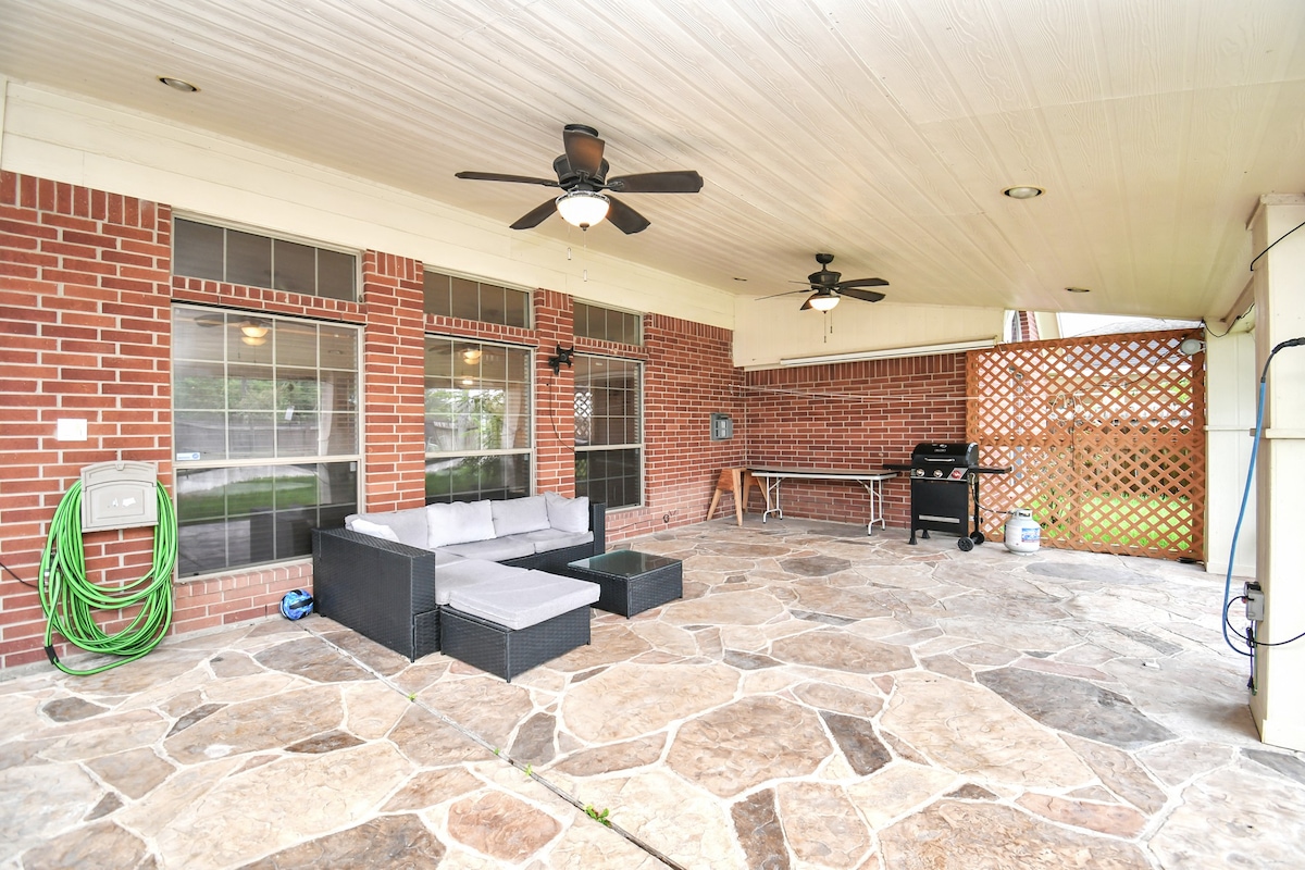 Spectacular Home with Private Pool, Theater&Grill!