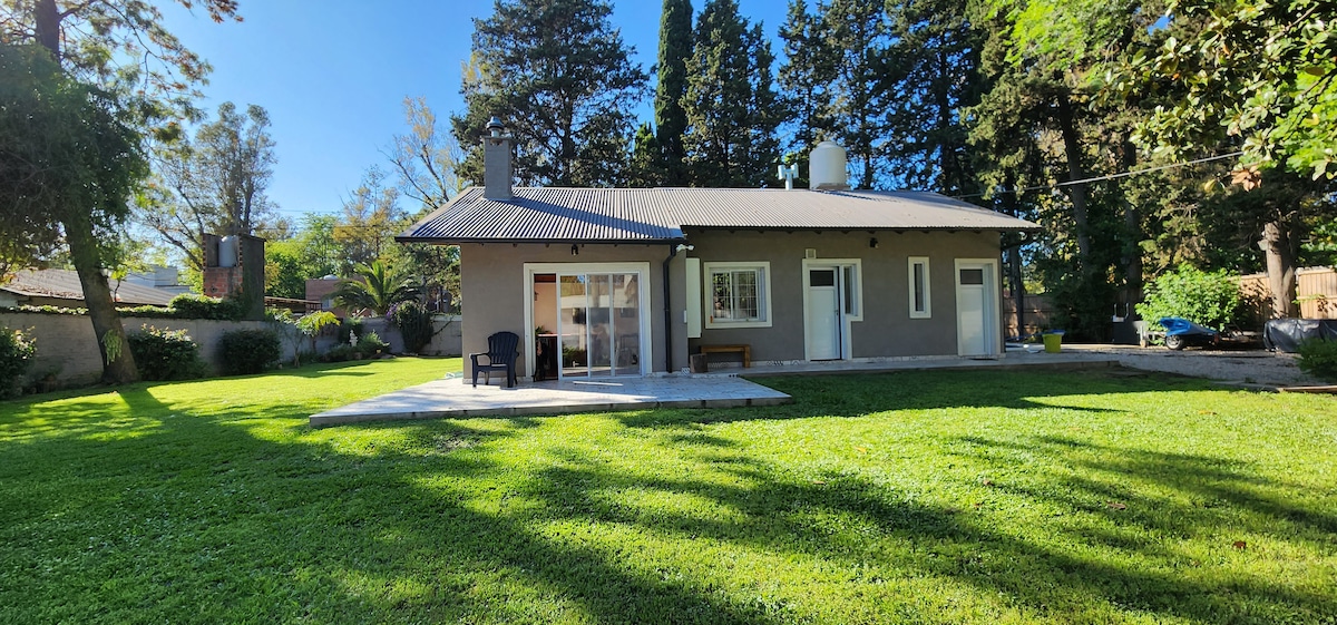 Quinta House with Pileta at Leloir Park, Ituzaingó