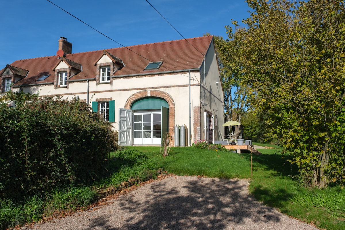 Joli gîte neuf en pleine campagne à 12 min de Sens